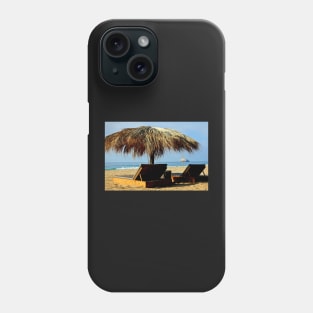 Chaises longues sur une plage du Mexique Phone Case