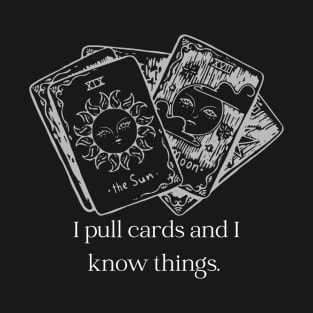 I pull cards and I know things. T-Shirt
