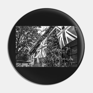 Union Jack flags Pin