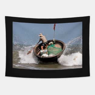 Bateau panier en bambou sur une plage du Vietnam Tapestry