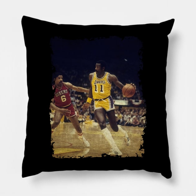 Bob McAdoo vs Julius Erving, 1981 Pillow by Omeshshopart