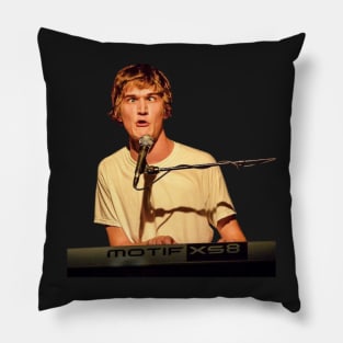 Bo Burham singing Pillow