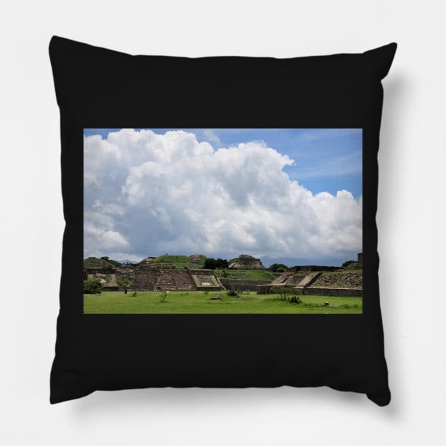 Site archéologique de Monte Alban, Oaxaca Mexique Pillow by franck380