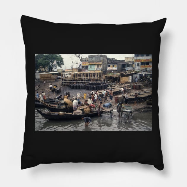 Activity at the Buriganga Pillow by fotoWerner