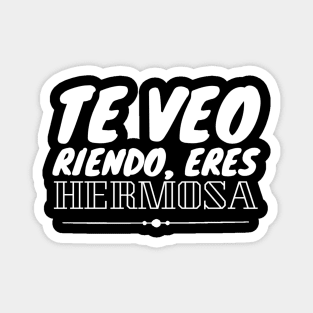 Te veo riendo, eres hermosa. Spanish love quote and compliment Magnet