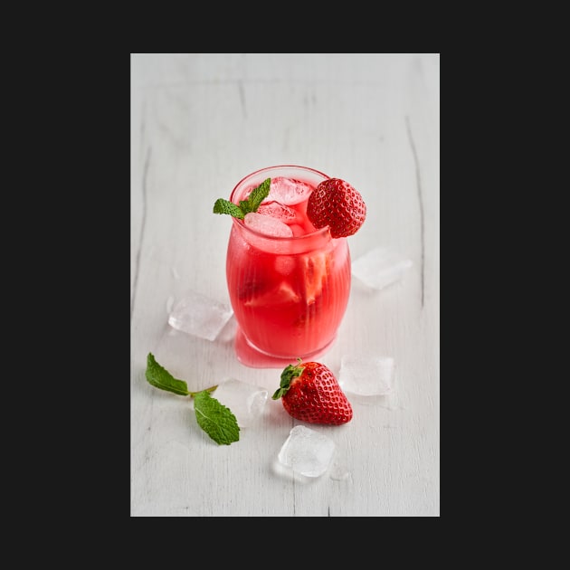 Strawberry cocktail with ice and fruits by naturalis