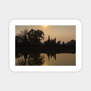 Wat Maha That temple against sunset Magnet