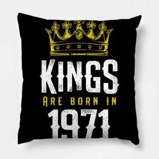 kings are born 1971 birthday quote crown king birthday party gift Pillow