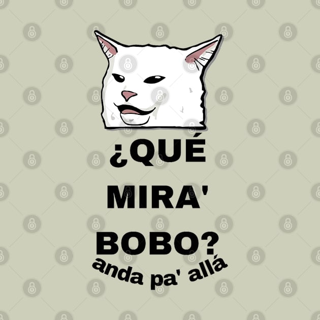 CAT SAYS QUE MIRA BOBO by stark.shop