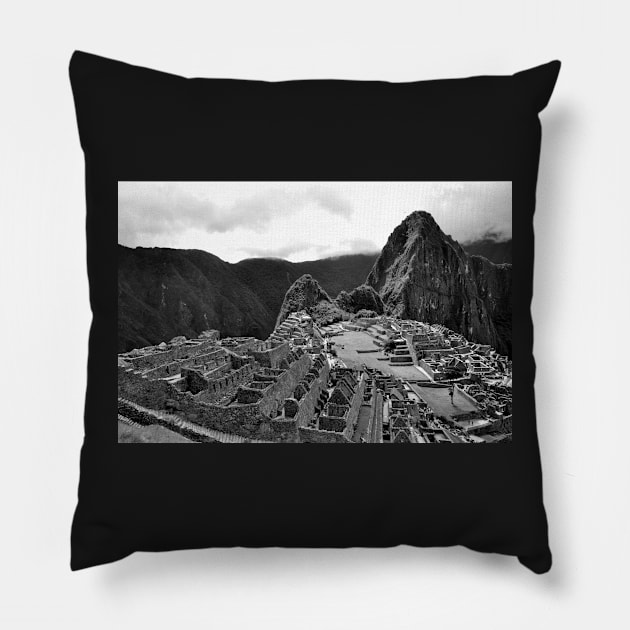 Pérou - Machu Picchu Pillow by franck380