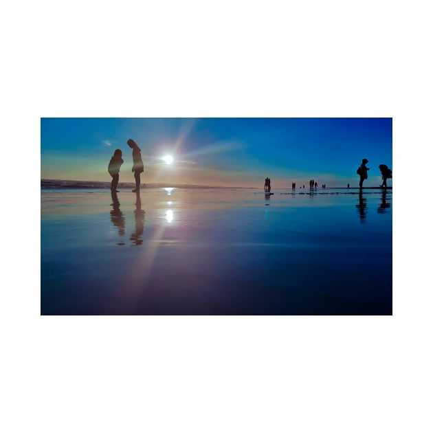 Silhouetted people in a row on a sand beach. by kall3bu