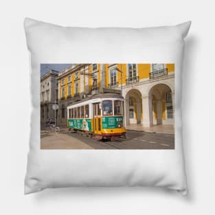 Eléctrico amarelo. Lisbon tram. Pillow