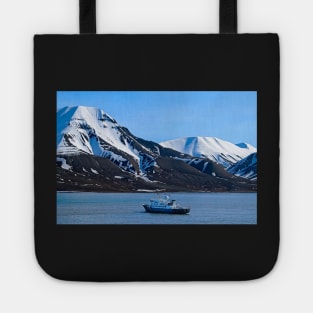 Arctic Mountains on Spitsbergen Island in Svalbard Tote