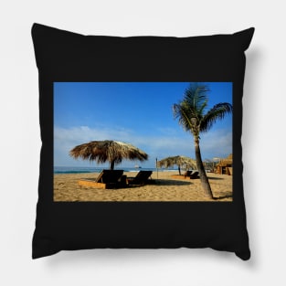 Chaises longues sur une plage du Mexique Pillow