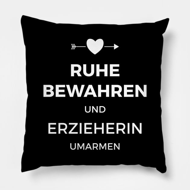 Ruhe bewahren und Erzieherin umarmen Pillow by BetterManufaktur