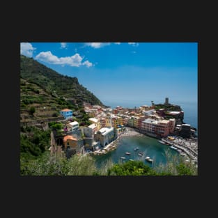 View on the cliff town of Vernazza, one of the colorful Cinque Terre on the Italian west coast T-Shirt