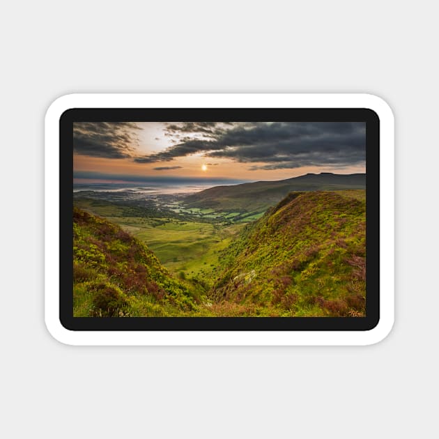 Glyn Tarell from Craig Cerrig-gleisiad with Pen y Fan and Corn Du, Brecon Beacons National Park, Wales Magnet by dasantillo