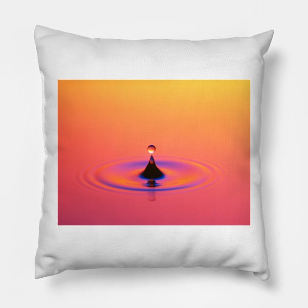 Water drop impact (A180/0083) Pillow by SciencePhoto