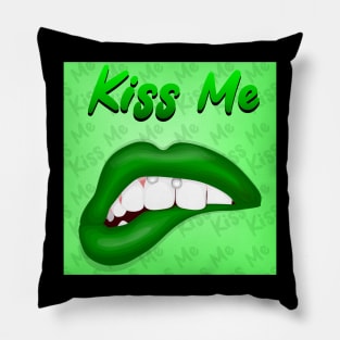 Kiss me green Pillow