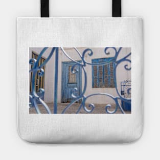 Through the iron gate. Tote