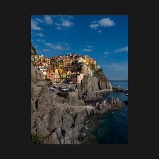 View on the cliff town of Manarola, one of the colorful Cinque Terre on the Italian west coast T-Shirt