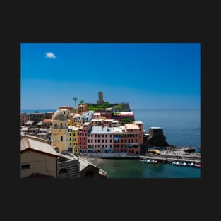 View on the cliff town of Vernazza, one of the colorful Cinque Terre on the Italian west coast T-Shirt