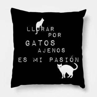 Llorar por Gatos ajenos es mi pasión (blanco) Pillow