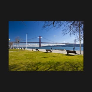 o rio tejo . Lisbon. bridge. tejo river. T-Shirt