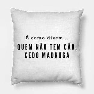 Quem não tem cão, cedo madruga - Retake on classic brazilian proverbs Pillow