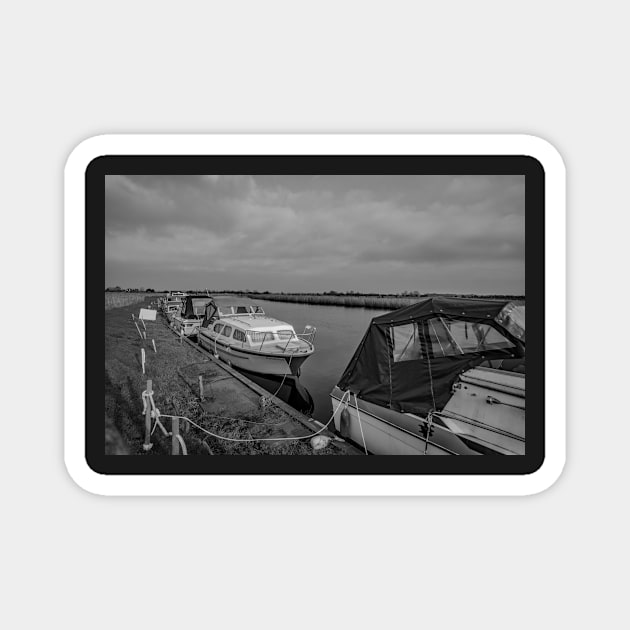 Boats moored on the River Yare in Acle, Norfolk Magnet by yackers1