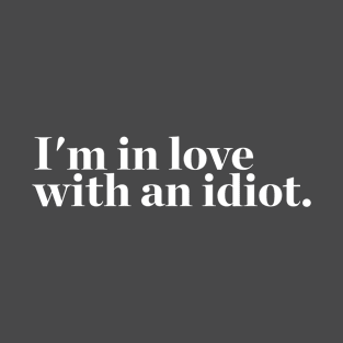 I'm in love with an idiot. quotes & vibes T-Shirt