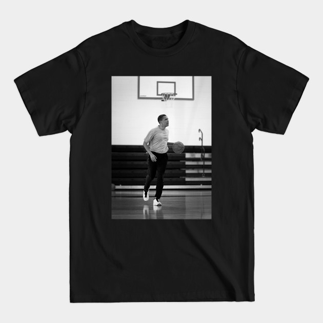 Barack Obama plays basketball - Barack Obama - T-Shirt