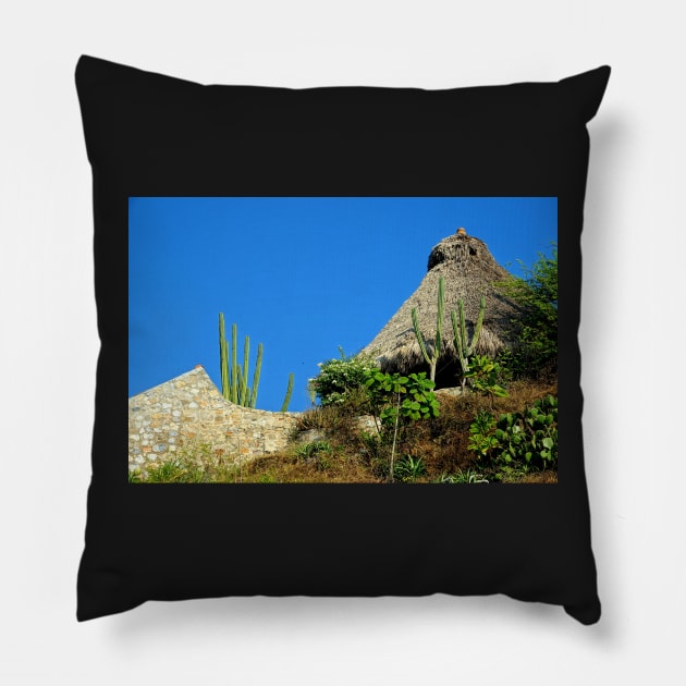 Villa avec un toit en chaume au Mexique Pillow by franck380