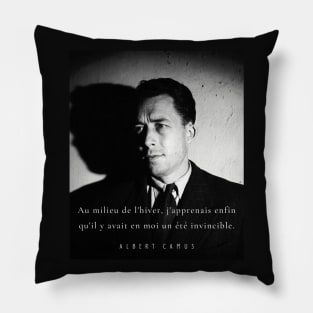 Albert Camus black and white portrait and quote: Au milieu de l'hiver, j'apprenais enfin Pillow