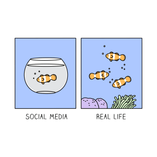 Social media vs real life T-Shirt