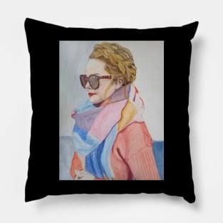 rubia con lentes Pillow