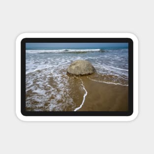 Moeraki boulder. Magnet