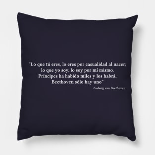 Beethoven quote | White | Lo que yo soy, lo soy por mí mismo Pillow