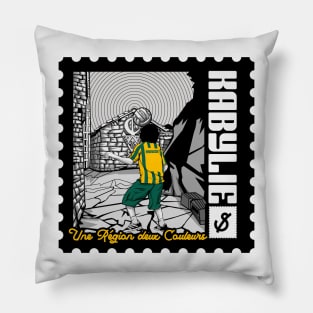 Enfant Jouant parmi les Maisons Kabyles Pillow