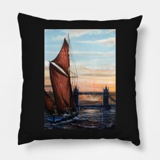 THAMES SAILING BARGE DANEBURGE, SAILING TOWARDS TOWER BRIDGE AT SUNSET Pillow