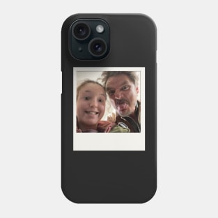 pedro pascal and bella ramsey having fun foto retro Phone Case