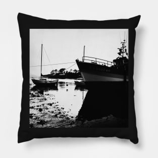 Rest at the bottom of the harbor Pillow