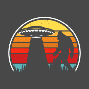 Bigfoot versus aliens T-Shirt
