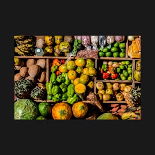 Street vendors of fruits and vegetables, Cuba T-Shirt