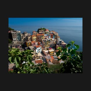 View on the cliff town of Manarola, one of the colorful Cinque Terre on the Italian west coast T-Shirt