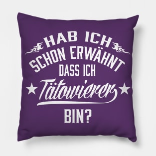 Hab ich schon erwähnt dass ich tätowierer bin (white) Pillow