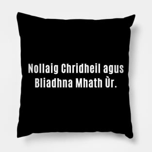 Nollaig Chridheil agus  Bliadhna Mhath Ùr - Scottish Gaelic Pillow