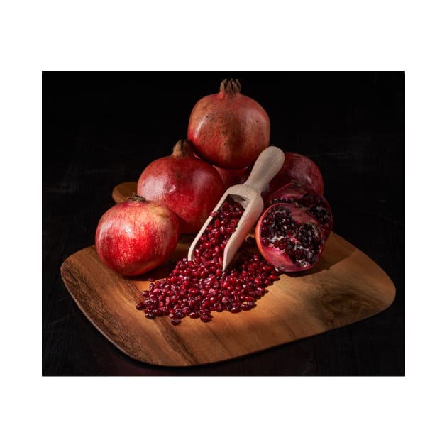 Fresh pomegranate fruits and seeds by naturalis