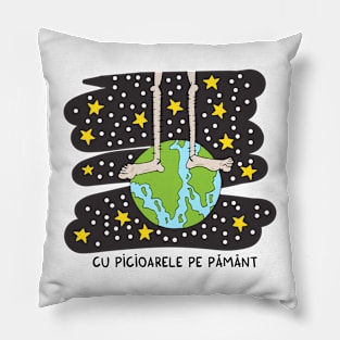 Cu picioarele pe pamant Pillow