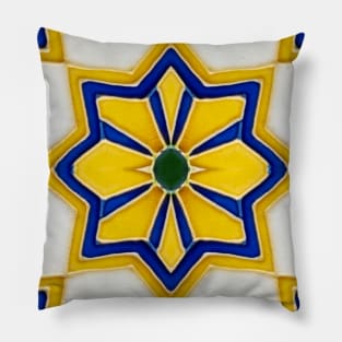 Seamless relief sculpture decoration retro pattern Chinese royal yellow blue curve flower star shape Pillow